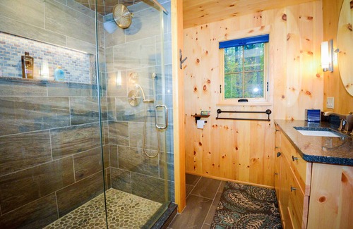 Chocorua Cabin | Chocorua Lake Retreat: Private Swimming Area & Dog-Friendly!