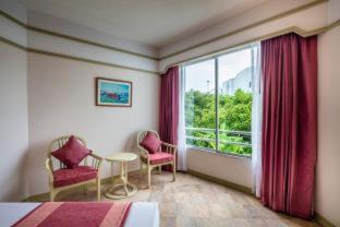 North Pattaya Resort | Relax at Cholchan Pattaya Beach Resort - Oceanfront Oasis