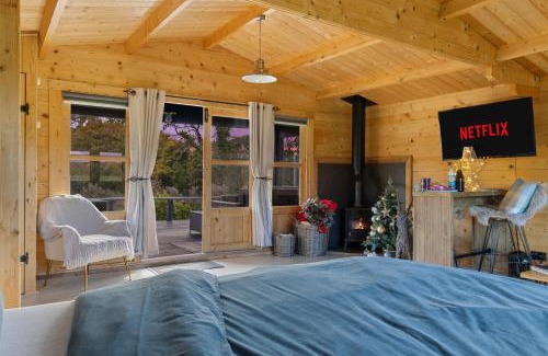 Ford Apartment | Choller Lake Lodges: Sunbeam Cabin with Private Hot Tub