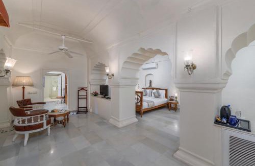 Chomu Hotel | Elegant Chomu Palace, Jaipur: Poolside Retreat & Dining