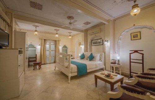Chomu Hotel | Elegant Chomu Palace, Jaipur: Poolside Retreat & Dining
