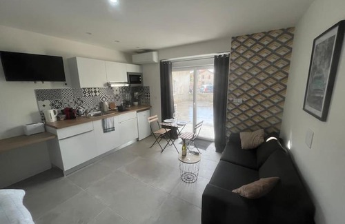 Chasse-sur-Rhone Apartment | Pet-Friendly CHOPIN’studio with Hot Tub & Guest Rated 9.3
