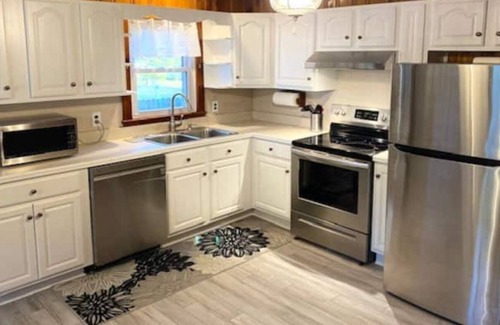 Cambridge House | Choptank Water View Cottage/Eagle-Ironman Races with outdoor seating
