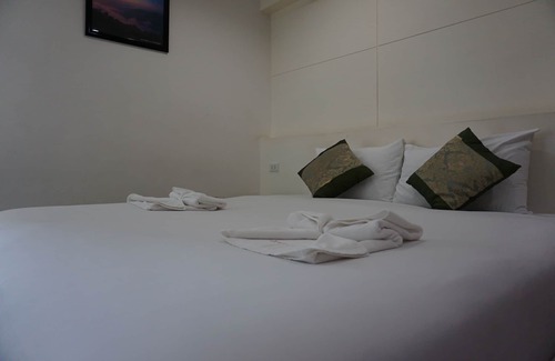 Nakhon Si Thammarat Hotel | Discover Chouaprom Mansion: Family-Friendly with Dining Options