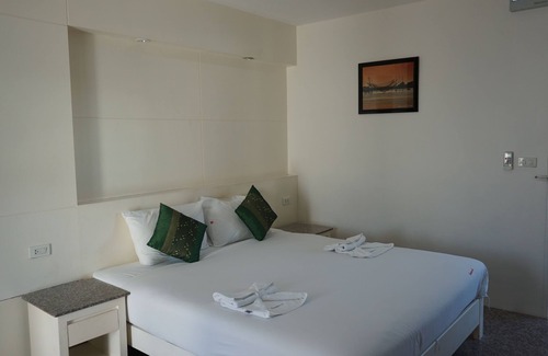 Nakhon Si Thammarat Hotel | Discover Chouaprom Mansion: Family-Friendly with Dining Options