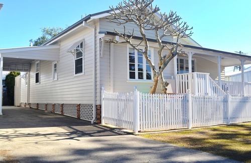 South West Rocks Cottage | Beachside Christina Cottage with Ocean View & Pool Access