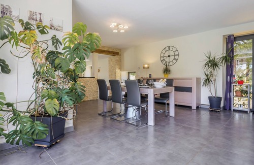 La Dornac Villa | Christopha: Family-Friendly Stay with Pet and Spa Amenities