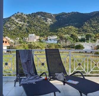 Salakos Villa | Discover Chrysanthi Villa: Pool, Jacuzzi & Beach Access