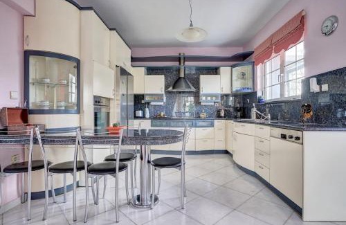 Salakos Villa | Discover Chrysanthi Villa: Pool, Jacuzzi & Beach Access