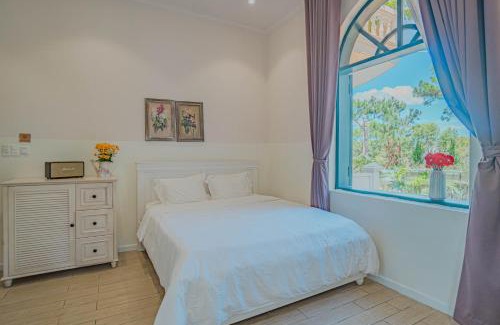 Phuong Hotel | Chu Mansion - Chill & Grill and Pickeball