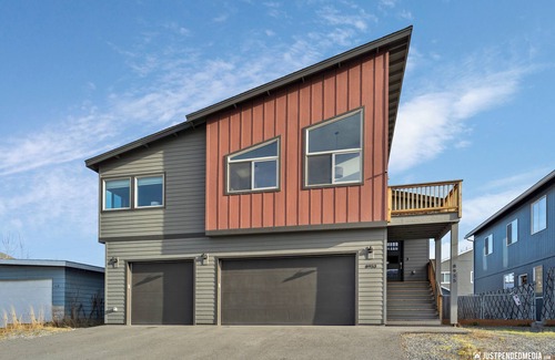 Abbott Loop House | Discover Chuck's Base Camp: Alaskan Family Retreat