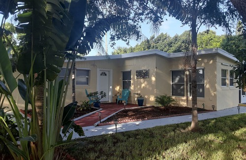 Jensen Beach House | Experience Chuck's Cottage: Pool Table & Ocean Views