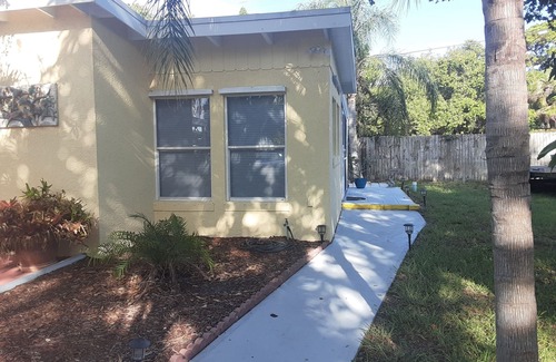 Jensen Beach House | Experience Chuck's Cottage: Pool Table & Ocean Views