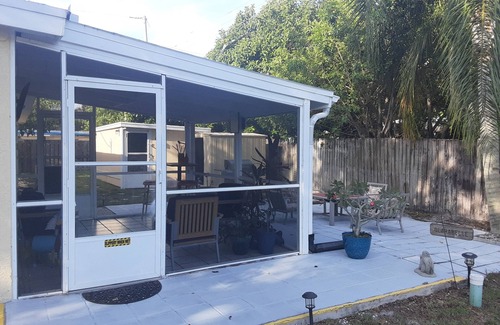 Jensen Beach House | Experience Chuck's Cottage: Pool Table & Ocean Views