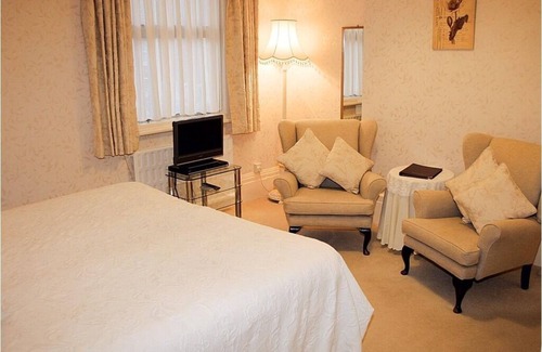 Clacton-on-Sea House | Chudleigh Hotel: 4-Star Retreat with Family-Friendly Amenities