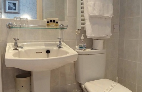 Clacton-on-Sea House | Chudleigh Hotel: 4-Star Retreat with Family-Friendly Amenities
