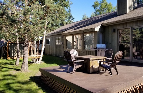 Scenic Foothills House | Tranquil Chugach Foothills Chalet: Top-Rated Anchorage Getaway