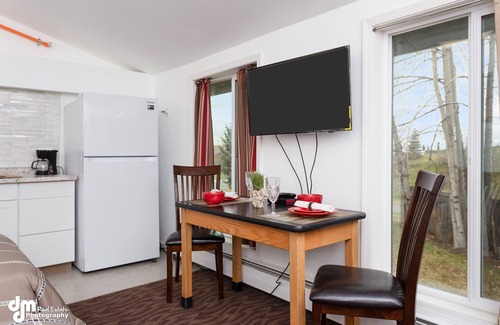 Abbott Loop Apartment | Scenic Chugach Mountain View Fox Den Suite with Breakfast