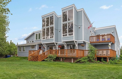 Abbott Loop Apartment | Scenic Chugach Mountain View Fox Den Suite with Breakfast