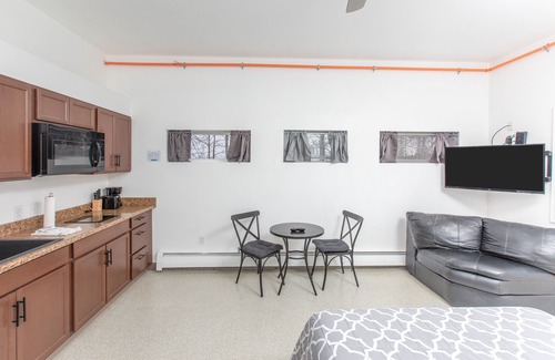 Huffman - O' Malley Apartment | Discover Chugach Mountain View Suite 203 with Spa & Breakfast