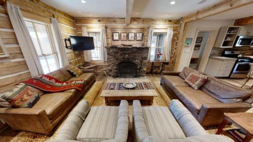 Red River House | Chula Vista Cabin: Pet-Friendly Retreat with WiFi & Fireplaces