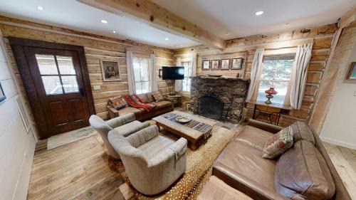 Red River House | Chula Vista Cabin: Pet-Friendly Retreat with WiFi & Fireplaces