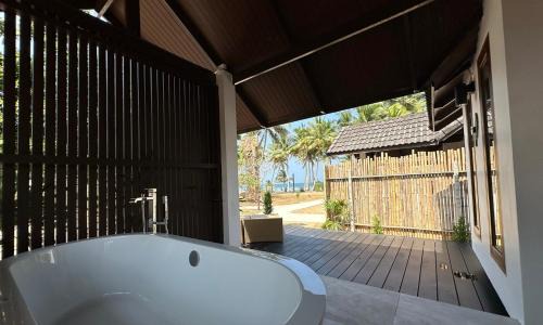Saphli Hotel | Inviting Chumphon Cabana Resort with Restaurant Amenities