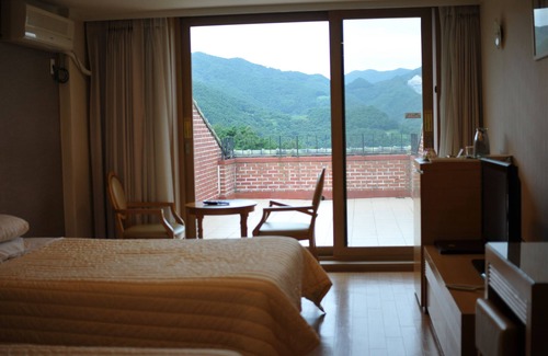Chungju Hotel | Relax at Suanbo Park Hotel with Spa and Family Amenities