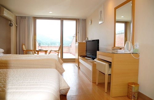 Chungju Hotel | Relax at Suanbo Park Hotel with Spa and Family Amenities