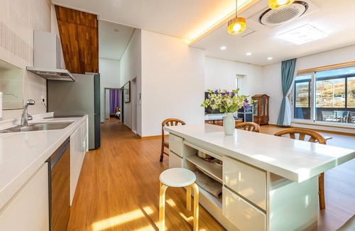 Oesil House | Discover Ekohillinghauseu: Family-Friendly with Pool Access