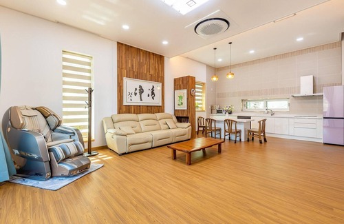 Oesil House | Discover Ekohillinghauseu: Family-Friendly with Pool Access