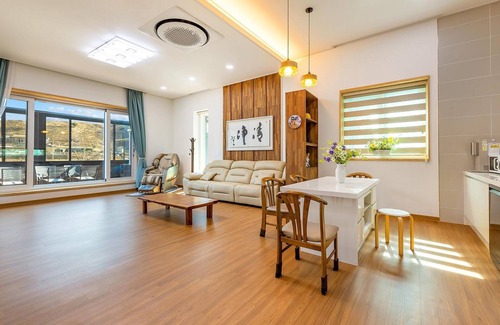 Oesil House | Discover Ekohillinghauseu: Family-Friendly with Pool Access