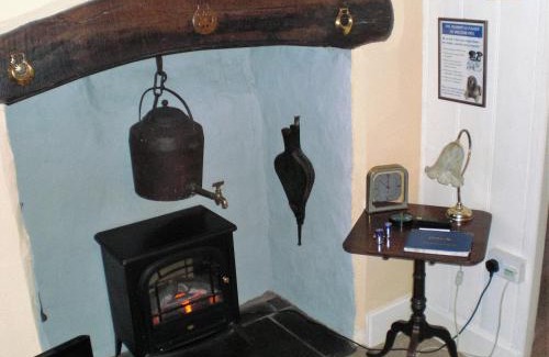 Llanidloes House | Cozy Church Lane Cottage: Pet & Child Friendly Retreat