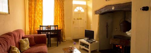 Llanidloes House | Cozy Church Lane Cottage: Pet & Child Friendly Retreat