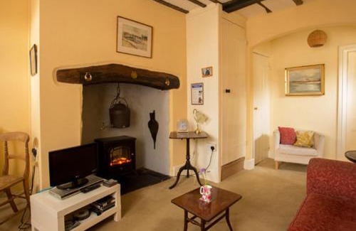Llanidloes House | Cozy Church Lane Cottage: Pet & Child Friendly Retreat