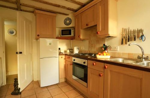 Llanidloes House | Cozy Church Lane Cottage: Pet & Child Friendly Retreat