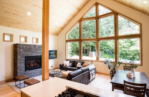 Glacier House | Relaxing Church Mountain View Chalet with Hot Tub & Kids' Play