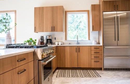 Glacier House | Relaxing Church Mountain View Chalet with Hot Tub & Kids' Play