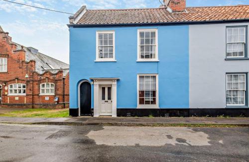 Wells-next-the-Sea House | Delightful Church Plain Cottage: Family and Pet Friendly