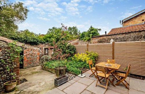 Wells-next-the-Sea House | Delightful Church Plain Cottage: Family and Pet Friendly