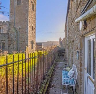 Askrigg House | Pet-Friendly Retreat at Church View - Askrigg Awaits You