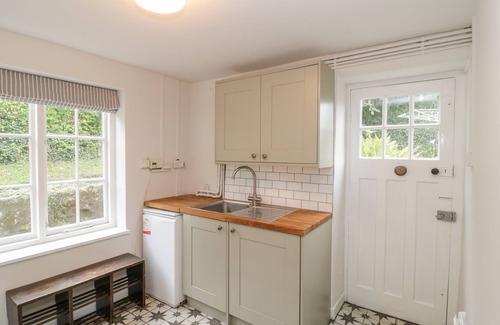 Swallowcliffe Cottage | Cozy Church View: Family-Friendly Retreat Near Bath