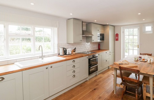 Swallowcliffe Cottage | Cozy Church View: Family-Friendly Retreat Near Bath