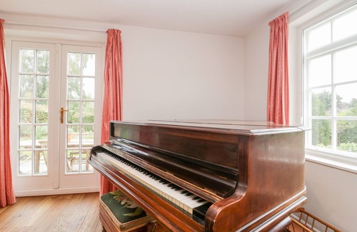 Swallowcliffe Cottage | Cozy Church View: Family-Friendly Retreat Near Bath