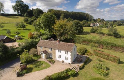 Swallowcliffe House | Welcoming Church View: 4-Star Stay with Family-Friendly Perks