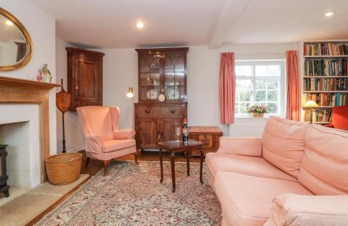 Swallowcliffe House | Welcoming Church View: 4-Star Stay with Family-Friendly Perks