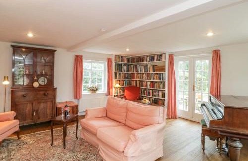 Swallowcliffe House | Welcoming Church View: 4-Star Stay with Family-Friendly Perks