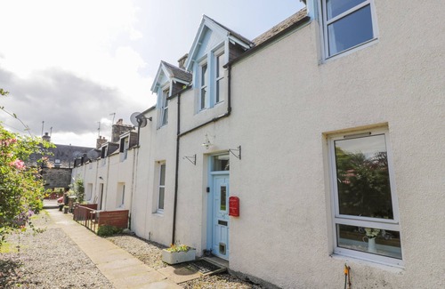 Kingussie Cottage | Cozy Church View: Pet Friendly Retreat with Open Fire