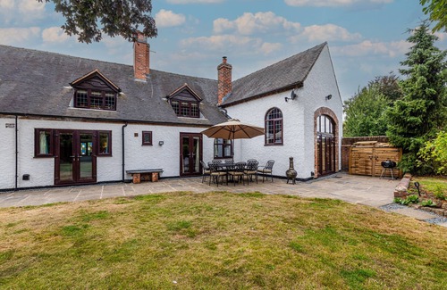 Snarestone House | Discover Comfort at Church Walk Farm with Pool & Breakfast