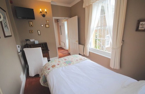 Dover House | Top-Rated Churchill Guest House with Delightful Dining